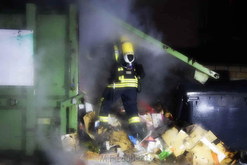 Feuer Papp Presscontainer Koeln Hoehenberg Bochumerstr P303.JPG - Miklos Laubert